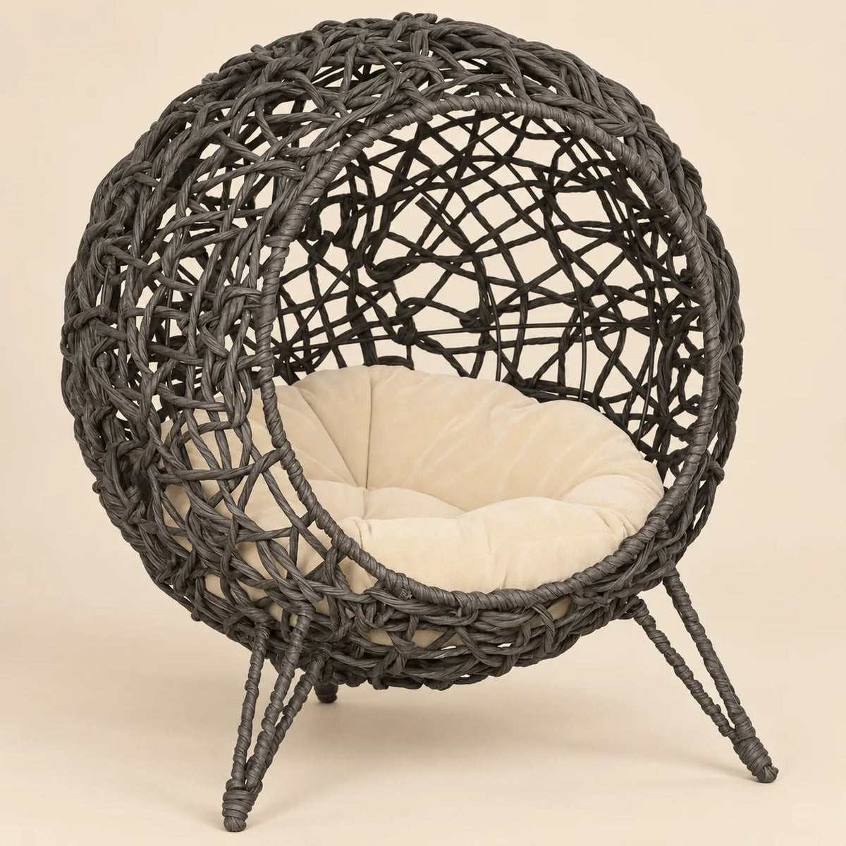 REIR COZYLOW — panier cocon surélevé en résine tressée gris anthracite avec coussin crème, vue produit