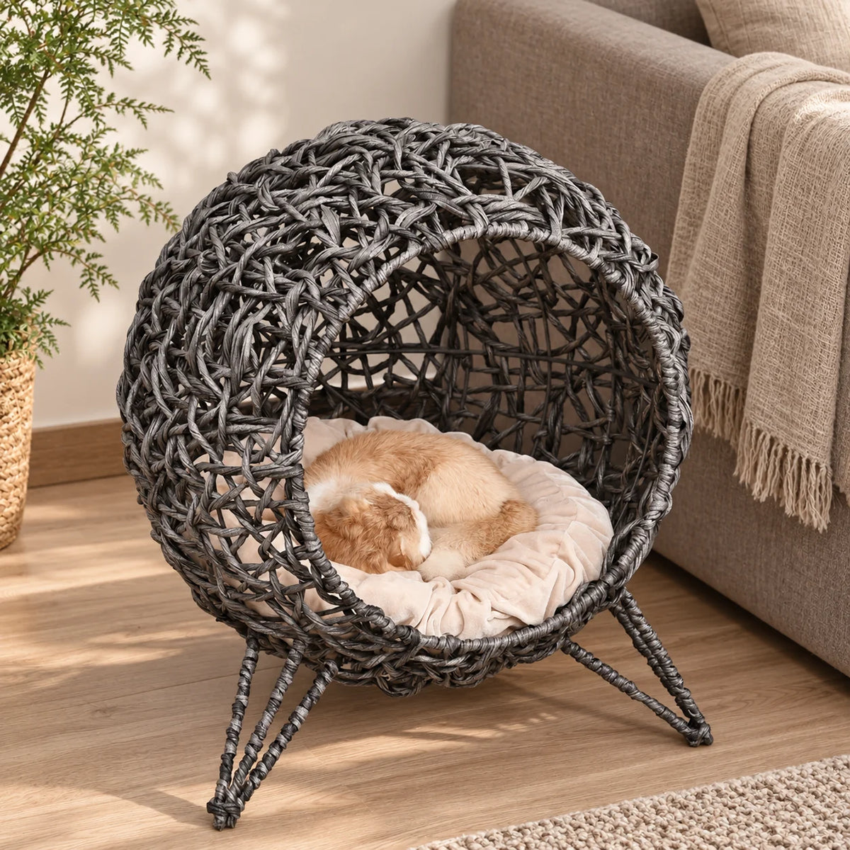 Panier cocon REIR COZYLOW dans un salon, chat installé dans le coussin crème