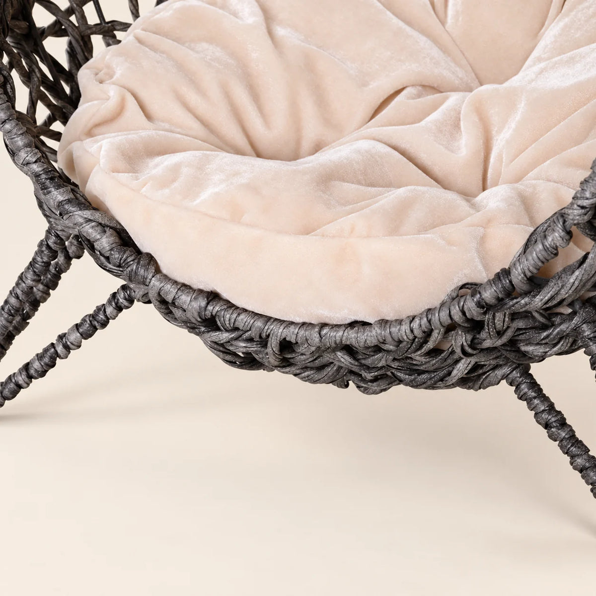 REIR — détail du coussin beige crème moelleux et du bord tressé du panier pour chat