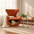 Fauteuil terracotta SAMMEN installé dans un salon lumineux avec chiot dans sa niche inférieure