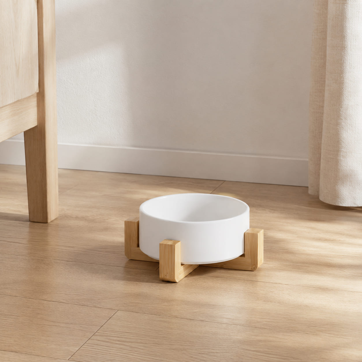 Gamelle Lerk en coloris blanc sur son support en bois