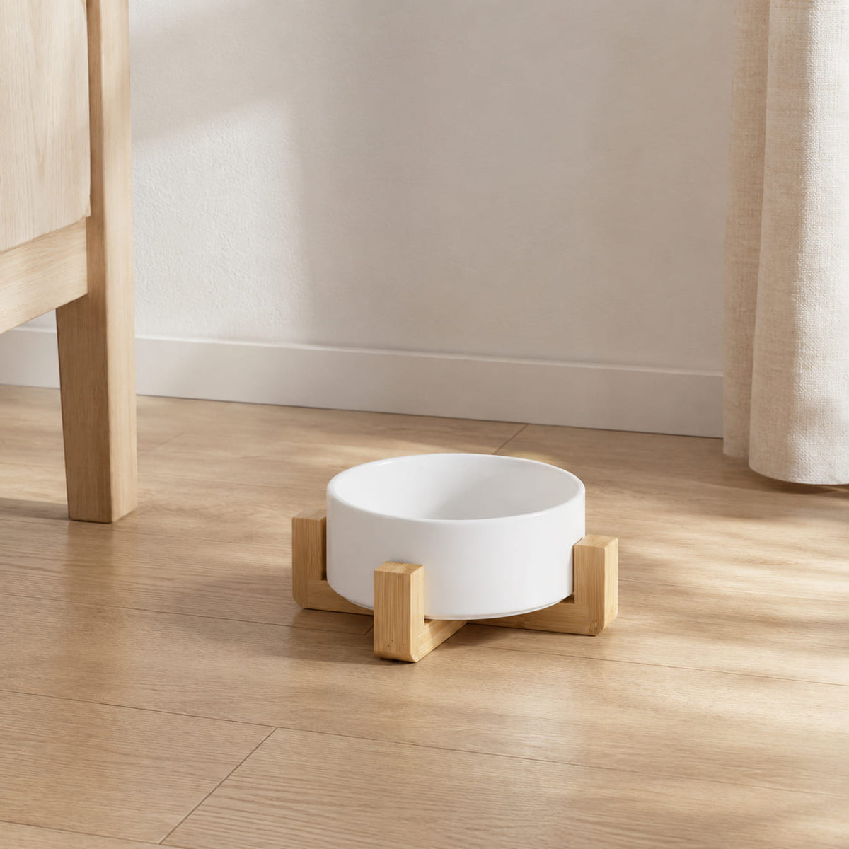 Gamelle Lerk en coloris blanc sur son support en bois