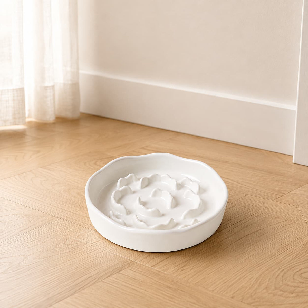 Gamelle anti-glouton Ro, motif fleur en relief moulé dans la céramique
